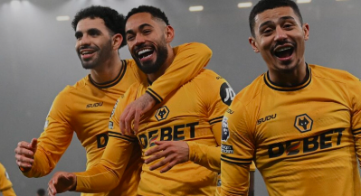 Wolves 2-0 Man Utd: Matheus Cunha scores from a corner as Bruno Fernandes is sent off at Molineux